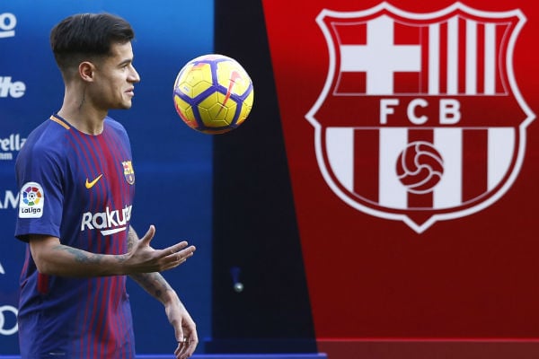 Coutinho realiza toques de balón en su presentación. Foto:AP