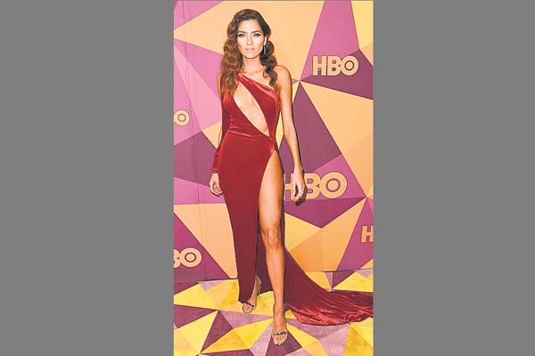 Blanca Blanco: Llevó un vestido de terciopelo color rojo en corte asimétrico, apertura lateral y manga semiabierta. “Llevar rojo no significa que esté contra el movimiento #timesup. Lo aplaudo”, comentó.