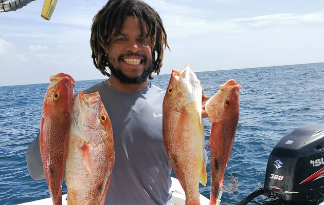 Torres con su pesca de pargo rojo.