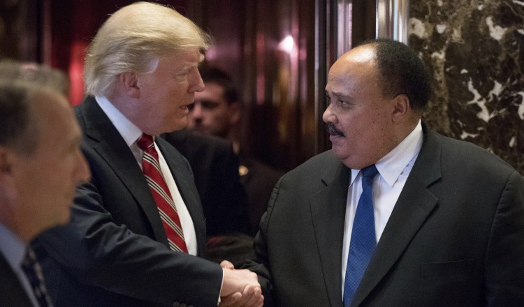 El presidente estadounidense Donald Trump, junto a Martin Luther King III. /Foto AP