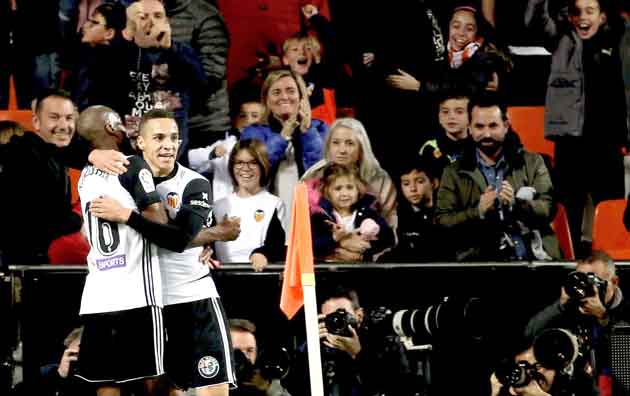 Rodrigo Moreno (d) celebra su gol. Foto EFE