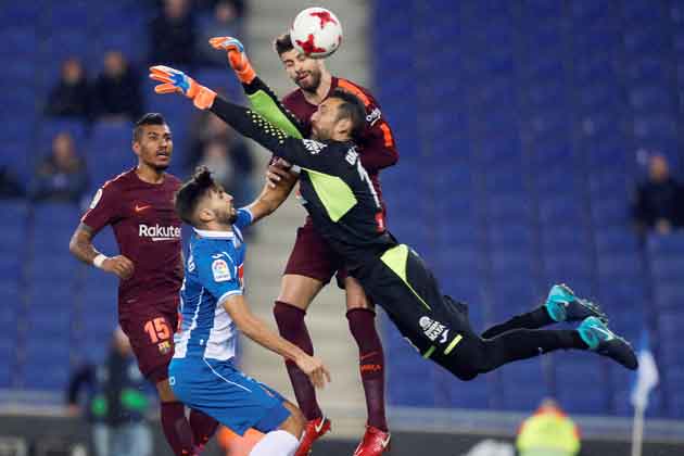 Diego López sale a despejar el balón de su área. Foto EFE