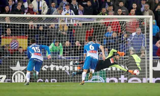 El portero Diego López detiene el penal a Messi. Foto EFE