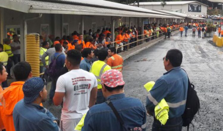 Los trabajadores se mantenían afuera del complejo. /Foto Elena Valdez