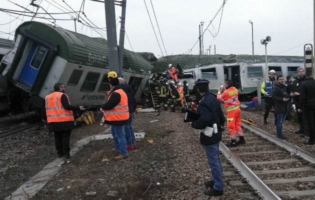 Los equipos de rescate trabajan en el automóvil destrozado. Foto: AP 