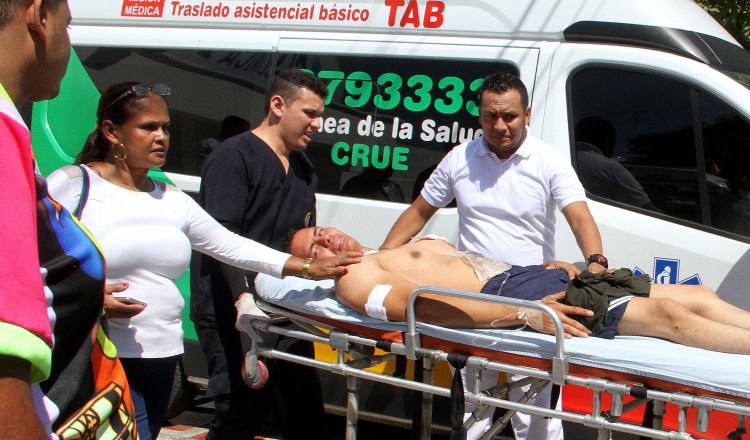 Un policía herido es trasladado en ambulancia luego de una explosión en un cuartel de Barranquilla. FOTO/EFE