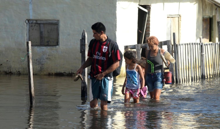 Las familias abandonan sus hogares. AP