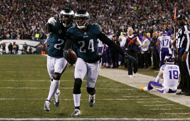 Malcolm Jenkins (izq.) y Corey Graham (c) celebran una intercepción. Foto EFE