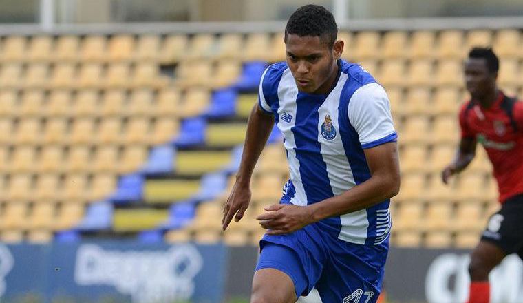 Ismael Díaz jugó dos temporadas (2015-2016 y 2016-2017) con el Porto B, con el que anotó 15 goles en 57 partidos. 