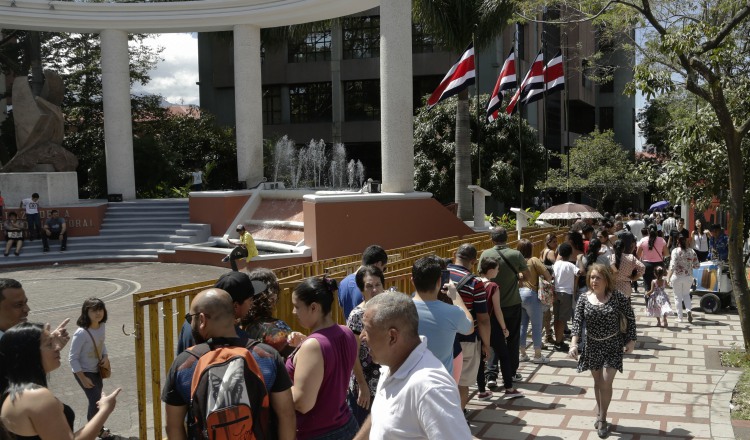 La gente hace fila para recibir su identificación de votante en el Tribunal Supremo Electoral en San José, Costa Rica. FOTO/EFE