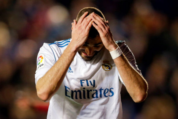 Benzema se lamenta. Foto:EFE