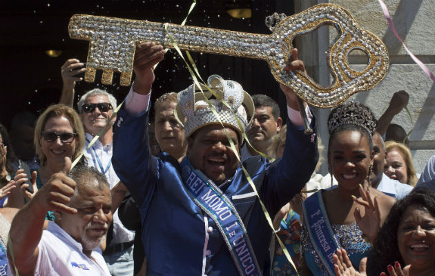 Rey Momo muestra las llaves de la ciudad. Fotos: AP/EFE