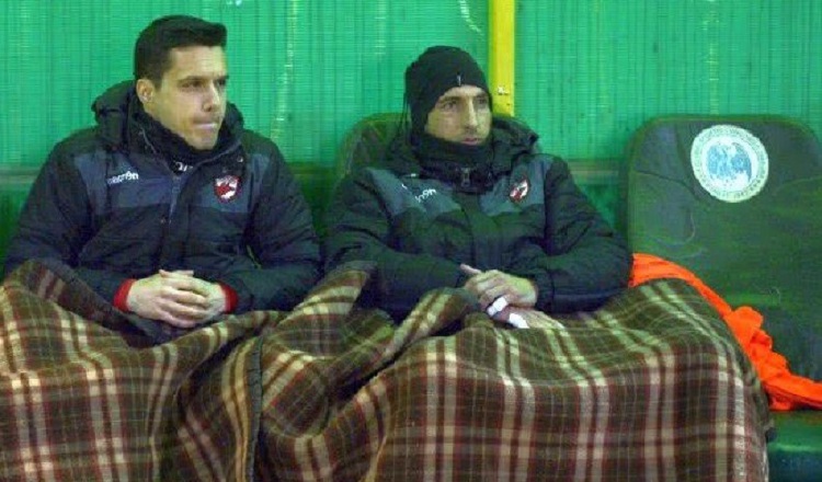 El panameño Jaime Penedo, bien abrigado, observa el partido del lunes ante el Concordia desde el banquillo. /Foto Cortesía/gsp.ro