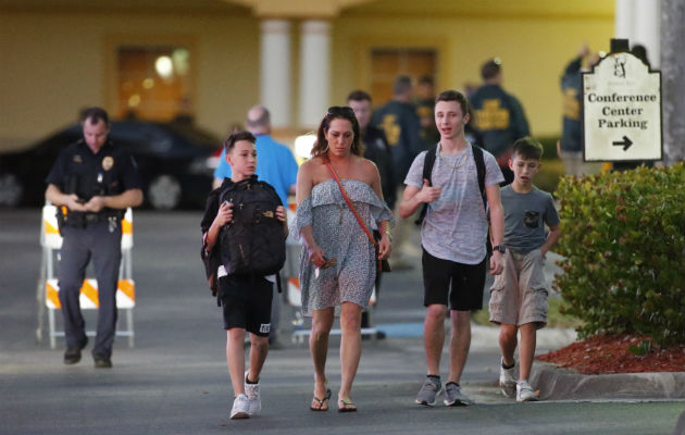 Los padres de familias fueron a sacar a sus hijos del colegio. FOTO/AP