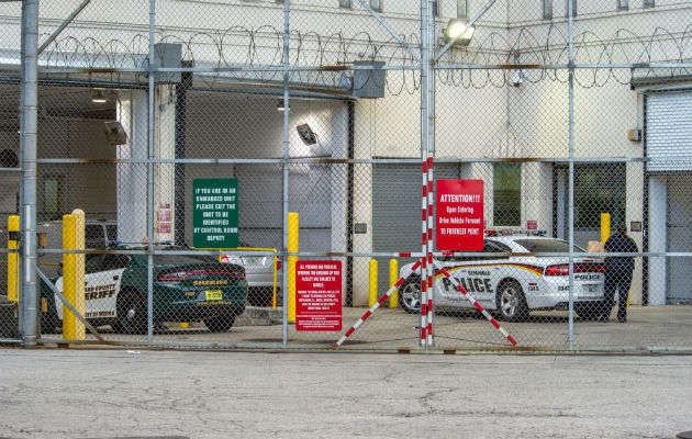 La entrada de la cárcel del condado de Broward, donde el sospechoso ingresó esta mañana. Foto: EFE