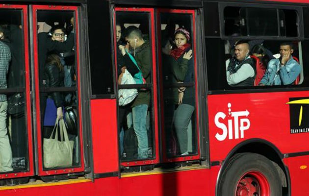 En la capital colombiana opera desde el 2,000 el llamado sistema TransMilenio. Foto: EFE 