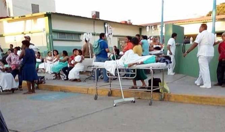 Pacientes evacuado, de los hospitales de Pinotepa Nacional y Jamiltepec. EFE