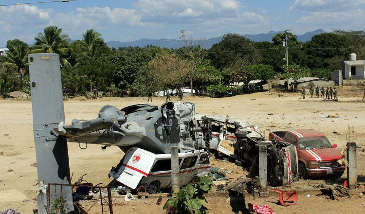 Vista general del helicóptero accidentado en la comunidad de Jamiltepec. FOTO/EFE 