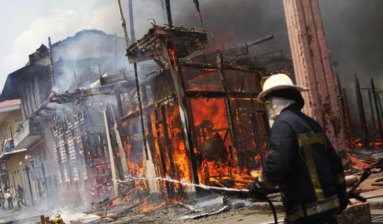 Los bomberos tendrán la tarea de investigar si el hecho fue por causas naturales o provocado por la mano del hombre. /Foto EFE