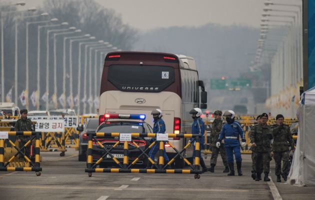 El autobús en el que viaja la delegación norcoreana, incluido su líder Kim Yong-chol. Foto: EFE 