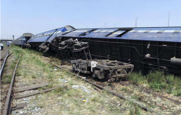 Varias personas se acercan al lugar donde descarriló un tren en Al Ayat a las afueras de El Cairo, en septiembre de 2016. EFE