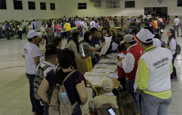 Un grupo de personas trabajan en el conteo de los votos. FOTO/EFE