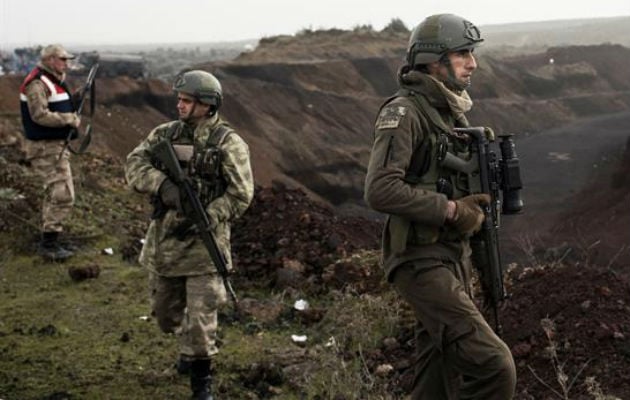 Soldados turcos se preparan para cruzar la frontera sirio-turca. Foto: EFE