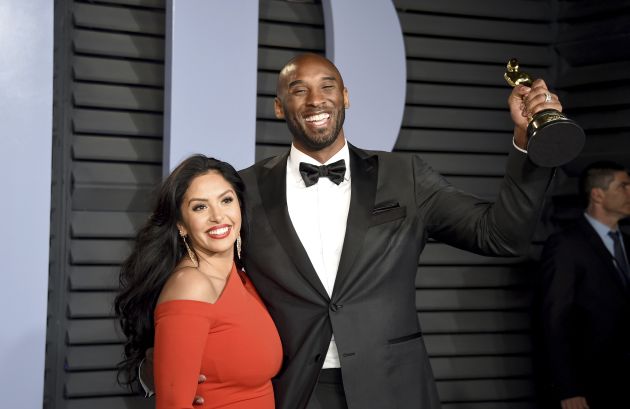 Kobe Bryant llega a la fiesta de los Oscar. Foto EFE