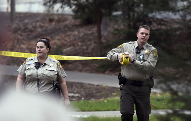  Investigadores creen que el sospechoso está solo en el departamento pero no han confirmado su identidad, dijo el capitán de policía del condado de Los Ángeles, Christopher Bergner. FOTO/AP