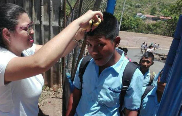 Docente cortando cabello a alumno. Foto: Mayra Madrid. 