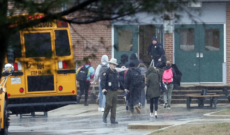 La policía acudió al centro escolar para brindar apoyo a los estudiantes, docentes y administrativos. AP