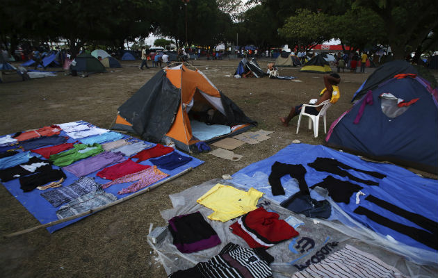 Venezolanos que llegan a Roraima pasan los días en campamentos o edificios abandonados. FOTO/EFE