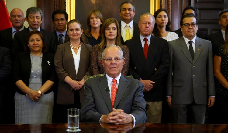 Pedro Pablo Kuczynski (c), acompañado de sus ministros anuncia su decisión de renunciar a la presidencia. EFE