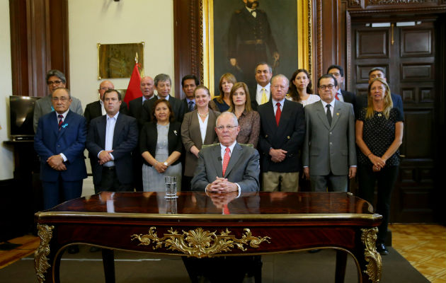 Pedro Pablo Kuczynski, rodeado de su gabinete anunció a la ciudadanía su renuncia a la presidencia. FOTO/AP