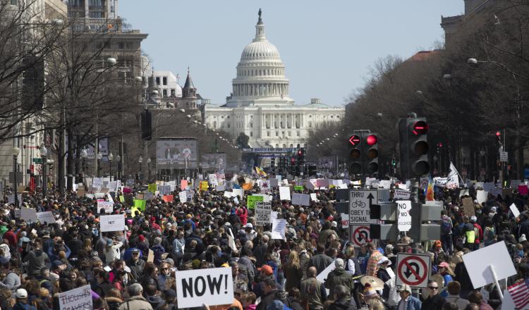 En Washington, los estudiantes, padres de familia y la ciudadanía se unieron para proteger la vida. AP