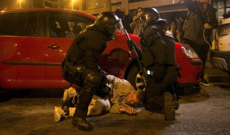 Hubo varios disturbios en las calles de Barcelona, que la policía ha tratado de controlar. EFE