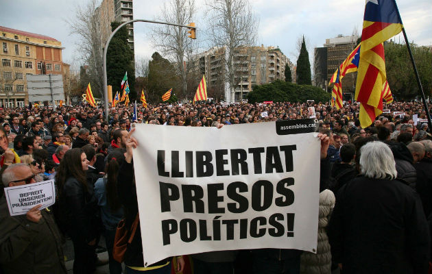 Protestan por la detención del expresidente catalán Carles Puigdemont. FOTO/EFE