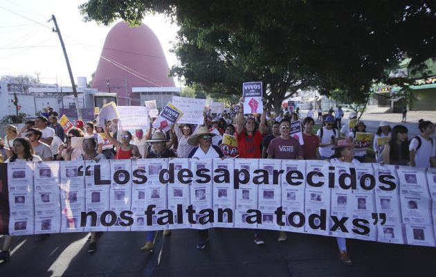 Estudiantes, profesores y trabajadores de la Universidad de Guadalajara exigen justicia. FOTO/EFE