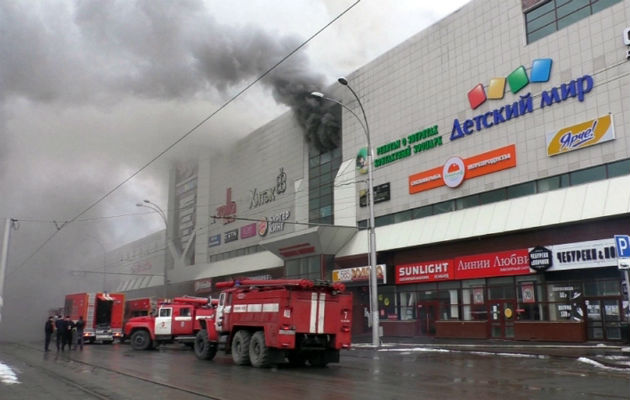 Unas 30 personas están hospitalizadas por inhalación de humo. FOTO/AP