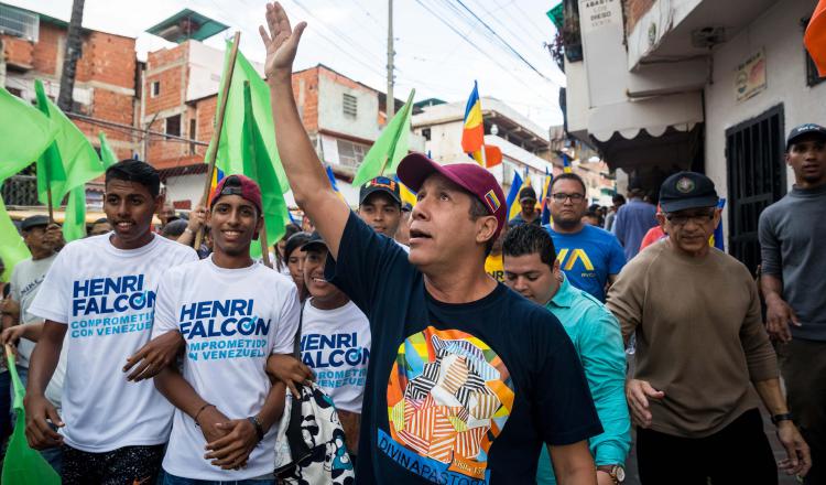 El candidato presidencial venezolano Henri Falcón (c) participa en un evento de campaña. EFE