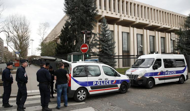 Vehículos policiales permanecen estacionados ante la Embajada de Rusia en París, Francia, tras conocerse de las expulsiones. EFE