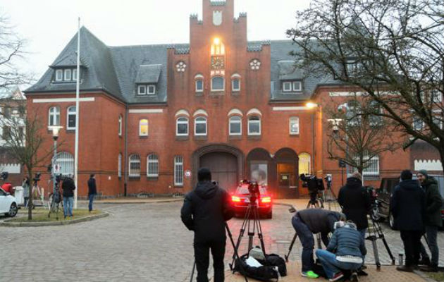 Periodistas apostados frente a la cárcel de la localidad de Neumünster. Foto: EFE