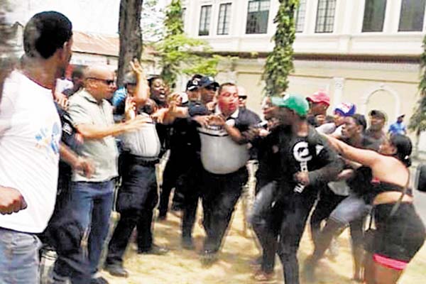 Turbas populares  desafían la autoridad de la policía. 