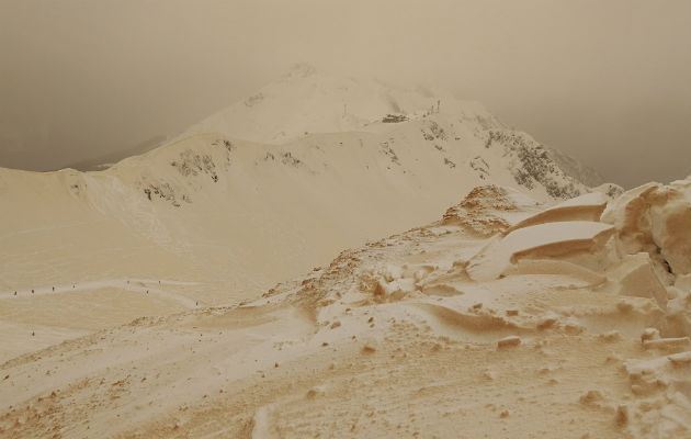 Los meteorólogos dicen que la nieve de Siberia colisionó con el viento lleno de polvo del desierto del Sahara en África. Foto: AP