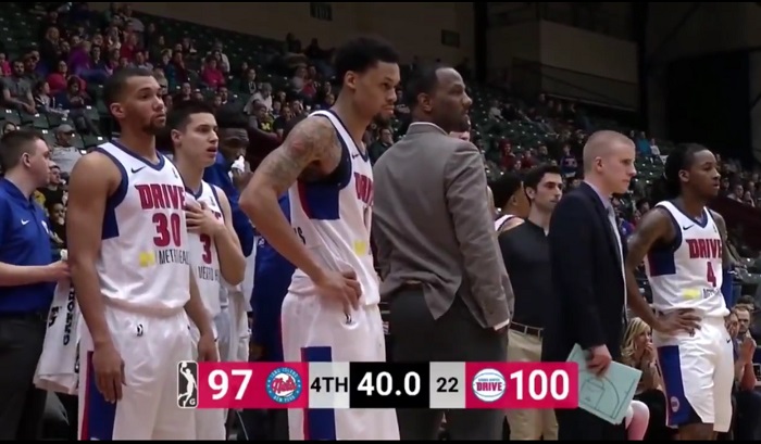 Los compañeros de Zeke Upshaw observan el hecho  . Foto Captura