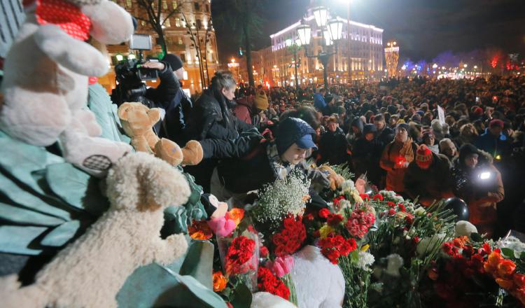 Cientos de personas rinden  homenaje a las víctimas del incendio del centro comercial de Zimnyaya. EFE