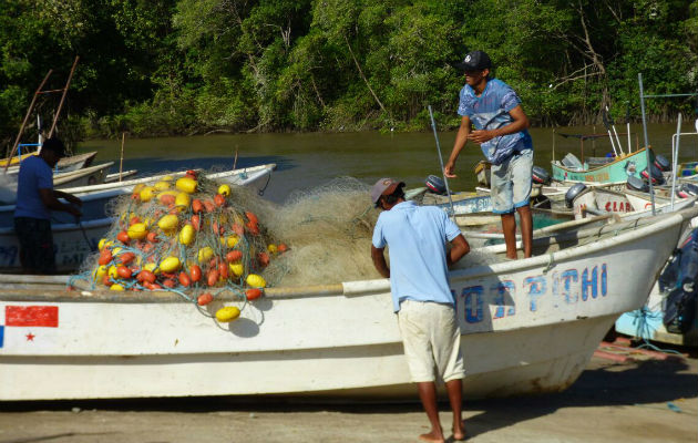 Los pescadores esperan mejores días. Fotos: Thays Domínguez. 