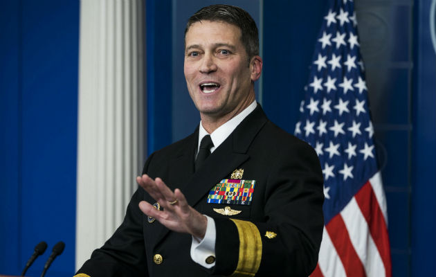 Ronny Jackson, contraalmirante de la Marina, fue una selección sorpresiva para ocupar el lugar de David Shulkin. FOTO/AP