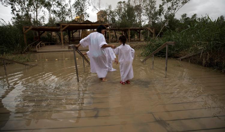 Familia colombiana visita el lugar santo para varias religiones. EFE