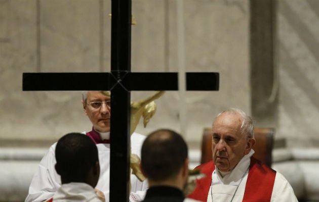 El papa Francisco preside los ritos del Viernes Santo. FOTO/EFE